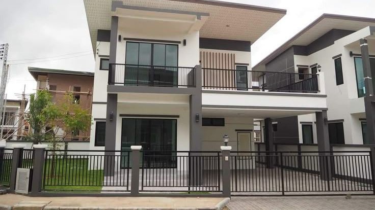 Desain eksterior rumah modern minimalis dengan fasad elegan, taman hijau rapi, pencahayaan eksterior, dan tampilan depan rumah menarik.
