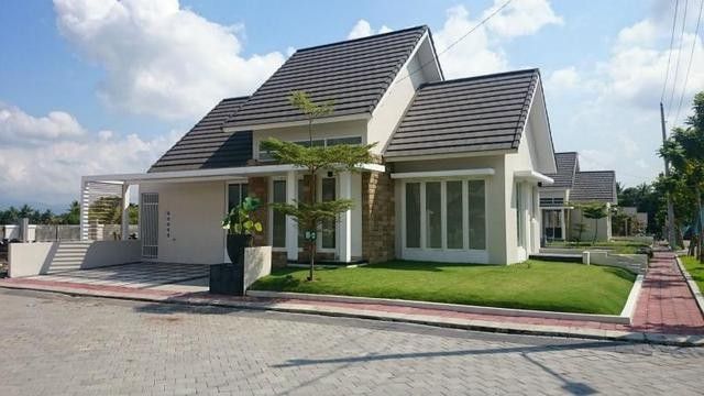 Pekerja konstruksi sedang melakukan renovasi rumah minimalis modern di kawasan hunian Cikarang Selatan Bekasi yang berkualitas.