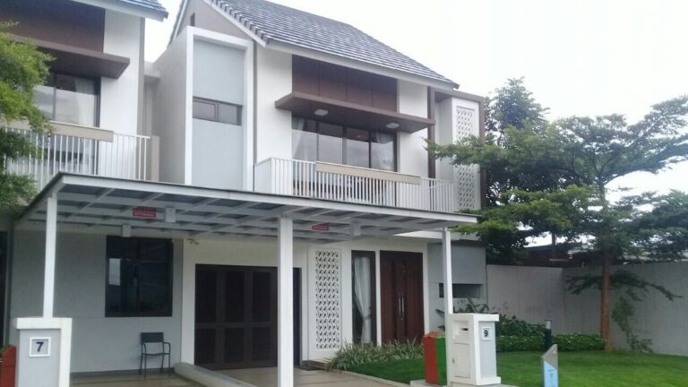 Hasil akhir renovasi rumah minimalis dengan pencahayaan alami dan desain interior bersih.