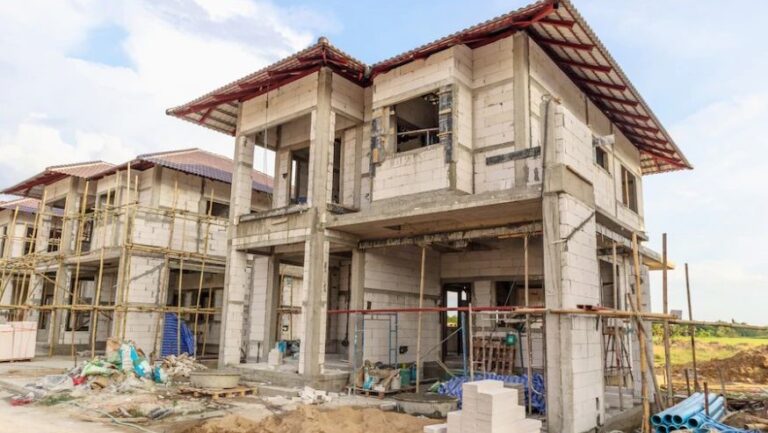 Proses pembangunan rumah mewah dengan kontraktor profesional di lokasi strategis