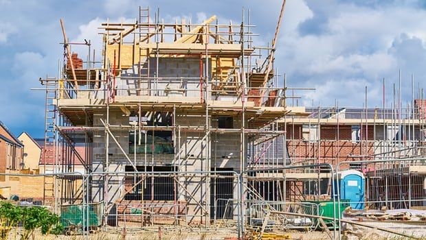 Proses pembangunan rumah sederhana menggunakan jasa bangun rumah murah dengan hasil rapi dan struktur kuat.