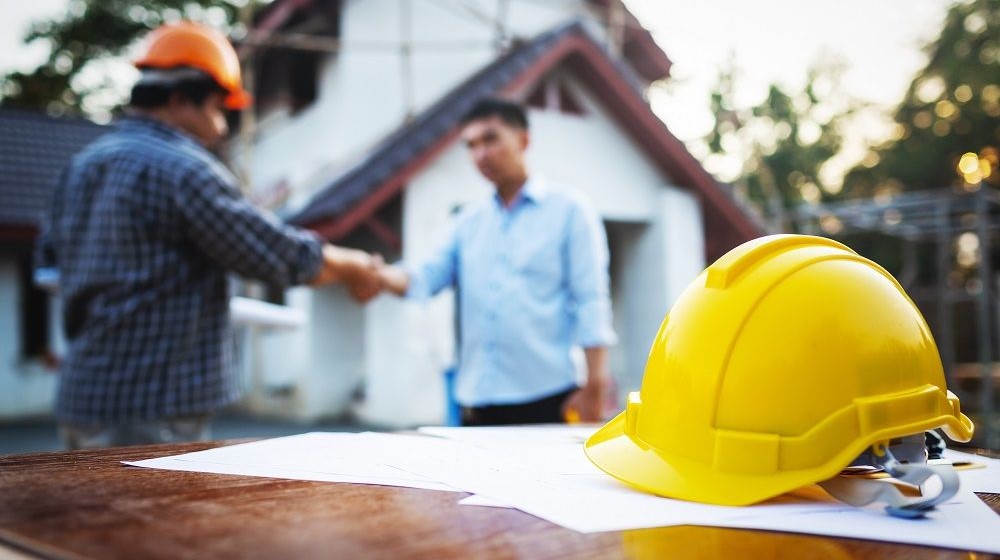 Pekerja kontraktor renovasi rumah Jakarta sedang merenovasi bangunan rumah tinggal dengan hasil rapi dan profesional.