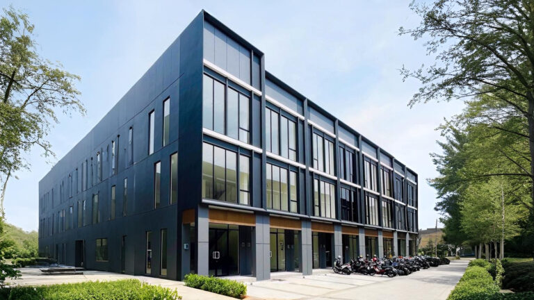 Contoh hasil pemasangan fasad ACP pada gedung perkantoran modern dengan finishing rapi.