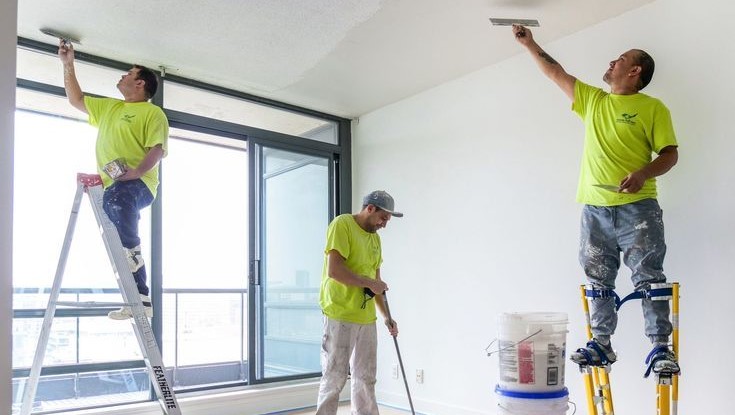 Proses pengerjaan renovasi plafon dan dinding ruko oleh tukang profesional.