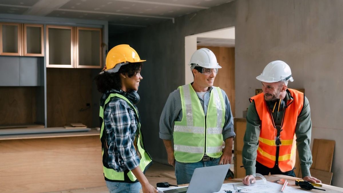 Proses konsultasi klien dengan desainer interior profesional di Rumah