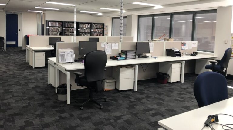 Desain interior kantor modern di kawasan industri Cikarang dengan pencahayaan alami.