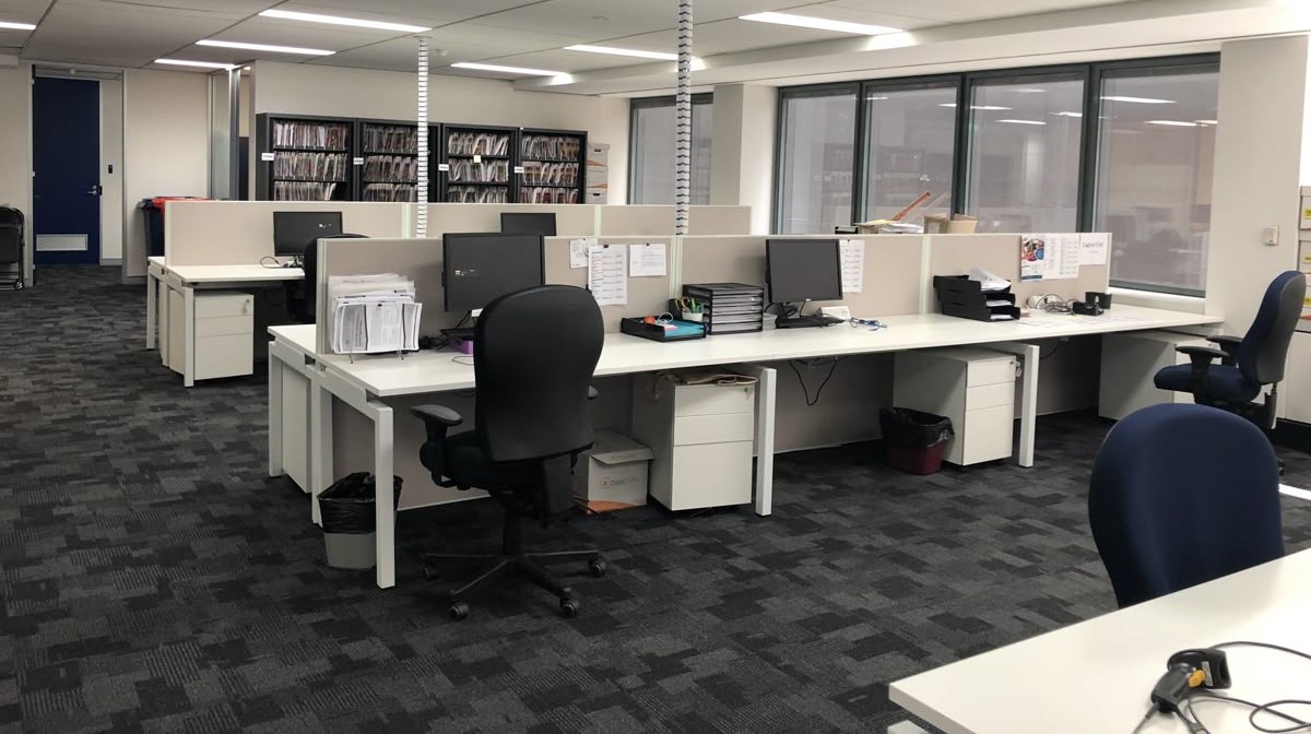 Desain interior kantor modern di kawasan industri Cikarang dengan pencahayaan alami.