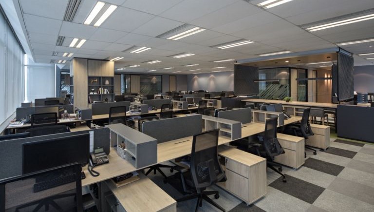 Desain interior kantor modern dengan tata ruang rapi, pencahayaan alami, furnitur ergonomis, dan konsep kerja profesional.