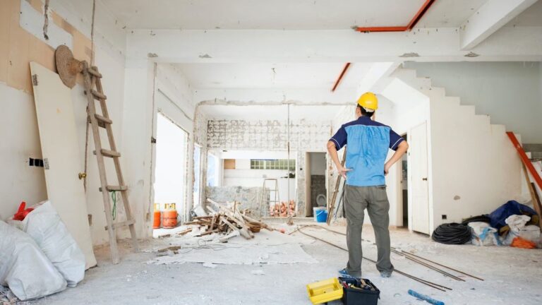 Proses pengerjaan renovasi rumah dengan material berkualitas tinggi