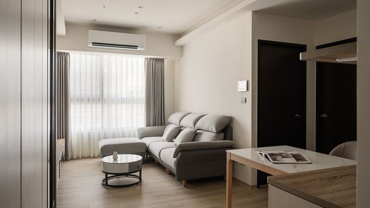 Renovasi interior apartemen modern dengan desain minimalis yang rapi nyaman dan pencahayaan alami yang terang