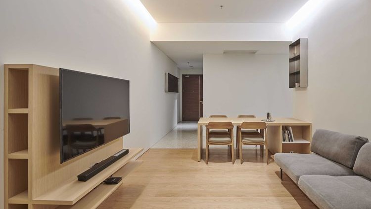 Proses renovasi interior rumah terdekat dengan desain modern yang rapi, nyaman, dan fungsional untuk hunian keluarga.