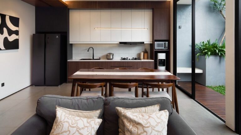 Hasil renovasi ruang tamu cantik dengan cat dinding netral dan pencahayaan estetik.