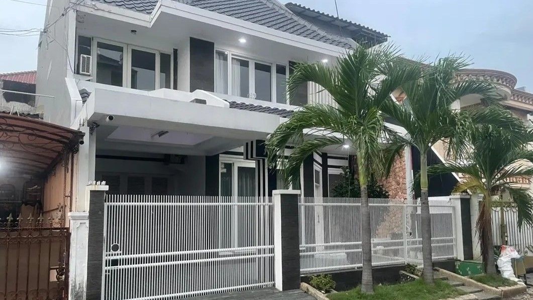 Proses pengerjaan renovasi rumah minimalis di wilayah Bekasi Selatan menggunakan material bangunan berkualitas dan tenaga ahli profesional.