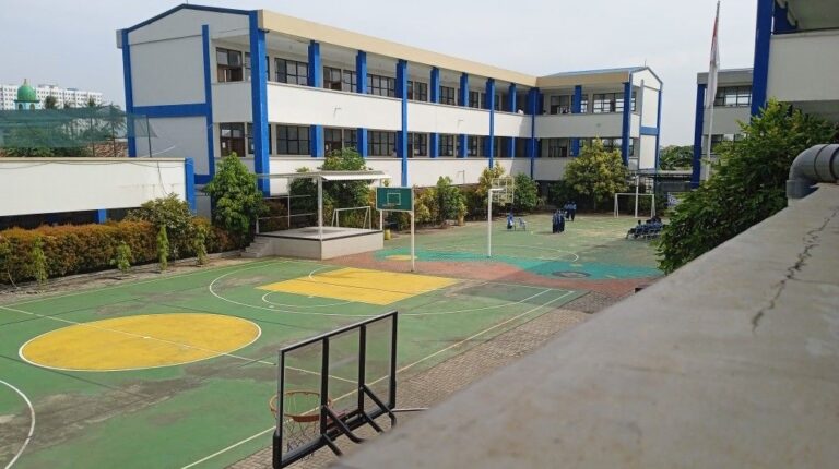 Area lapangan olahraga sekolah yang sedang dalam tahap pengaspalan dan pengecatan ulang