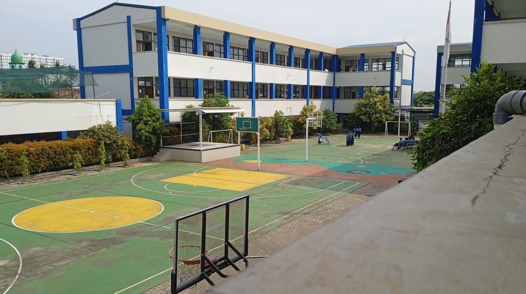 Area lapangan olahraga sekolah yang sedang dalam tahap pengaspalan dan pengecatan ulang