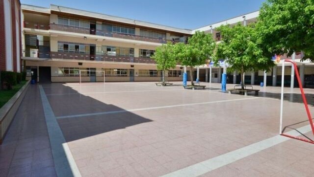 Pekerja konstruksi sedang memperbaiki atap gedung sekolah di wilayah Cibitung Bekasi menggunakan rangka baja ringan berkualitas.