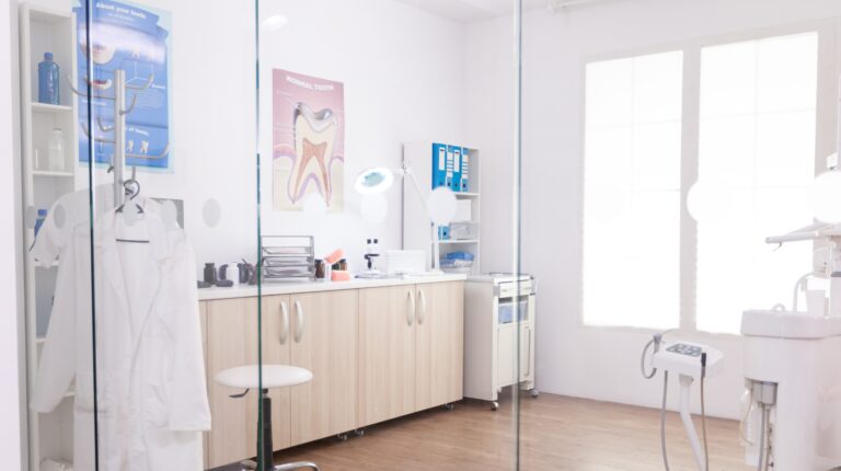 Renovasi klinik modern di Cikarang dengan desain interior nyaman, bersih, dan sesuai standar fasilitas kesehatan.