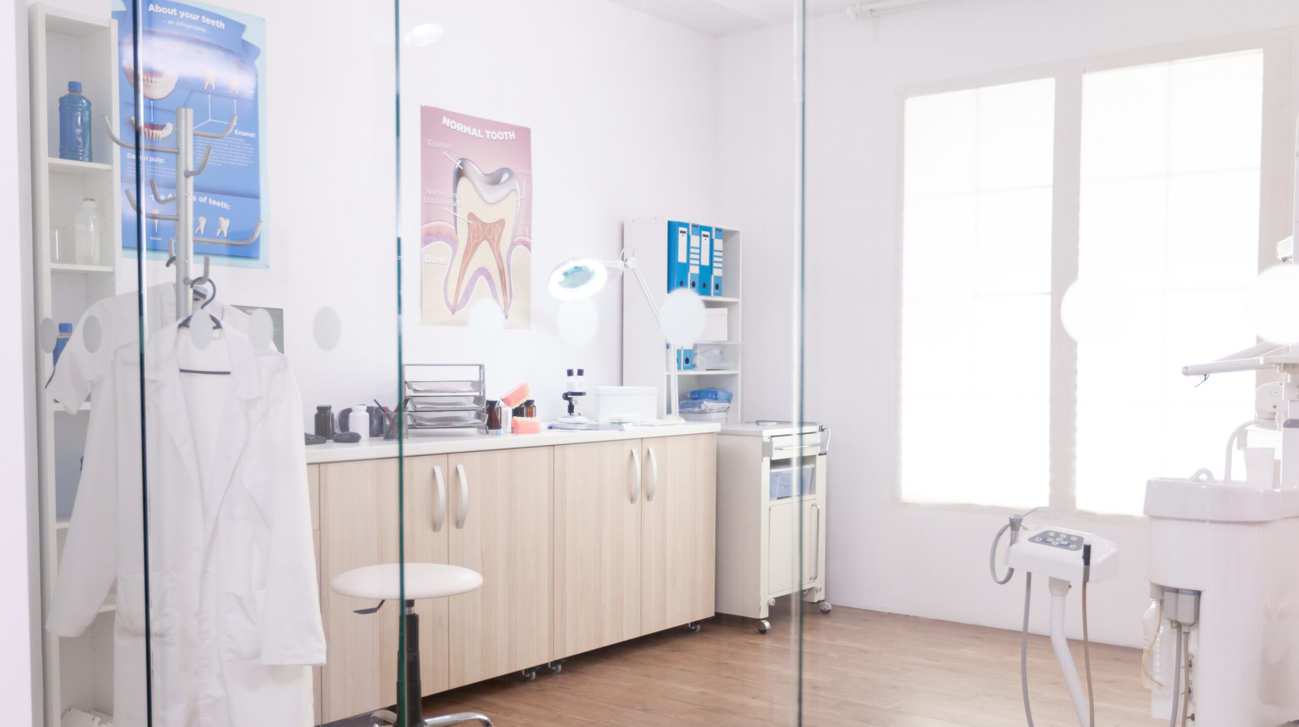 Renovasi klinik modern di Cikarang dengan desain interior nyaman, bersih, dan sesuai standar fasilitas kesehatan.