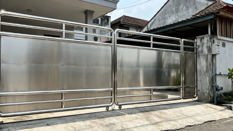 Pagar stainless steel minimalis modern hasil pengerjaan bengkel las profesional di wilayah Jagakarsa Jakarta Selatan.