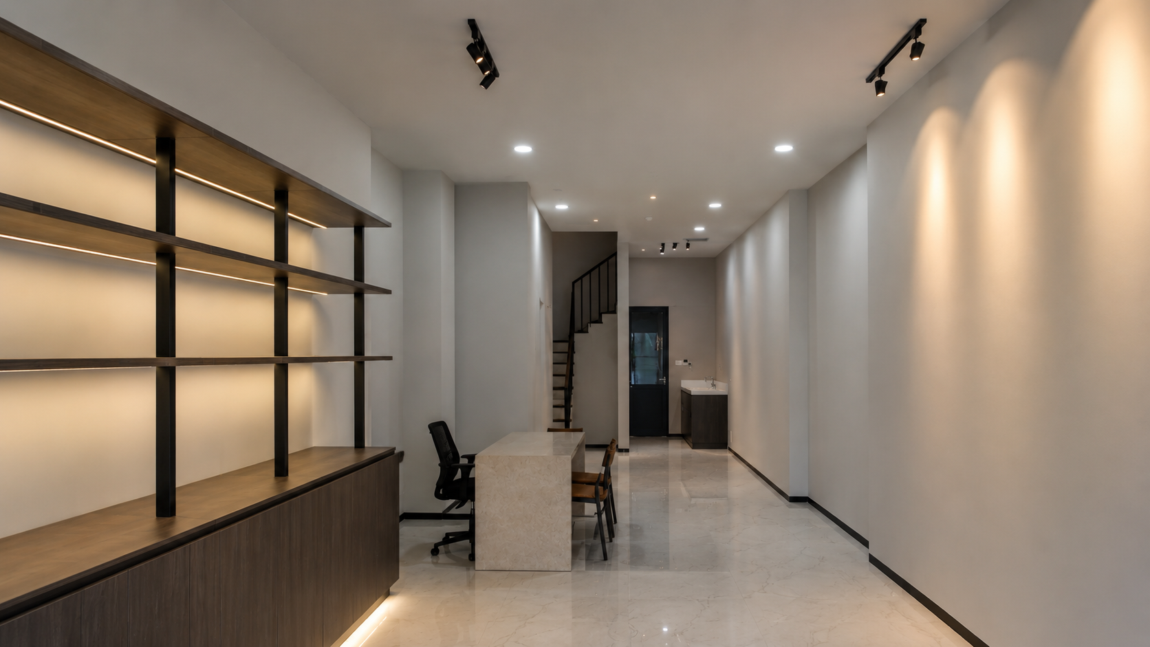 Desain interior ruko minimalis Jakarta Timur dengan pencahayaan modern.